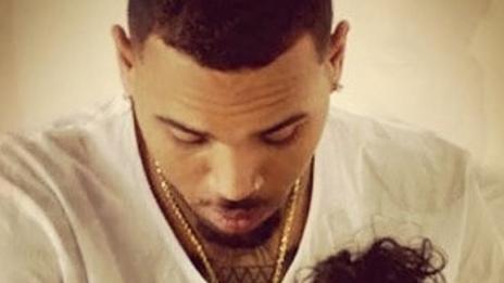 Крис Браун пак на съд, докарал астма на щерка си