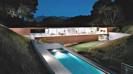 Къща-мост виси над земята