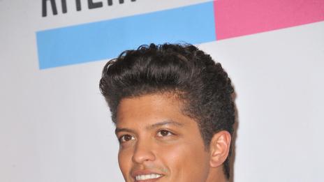 Бруно Марс отново номер едно във Великобритания