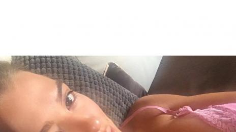 Чар или бедствие: Бориса по розов комбинезон в леглото