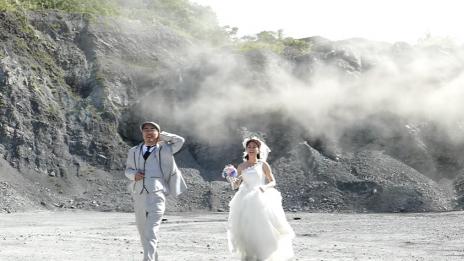 Младоженци се снимаха на фона на взривове