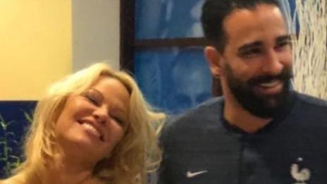 Милиардер ухажва Памела