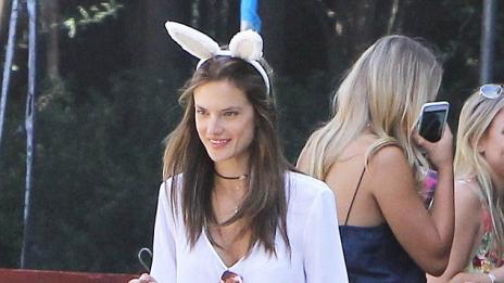 Алесандра Амброзио организира великденско парти