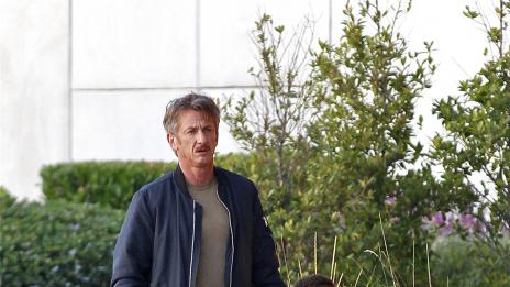 Шон Пен заведе сина на Чарлийз на кино