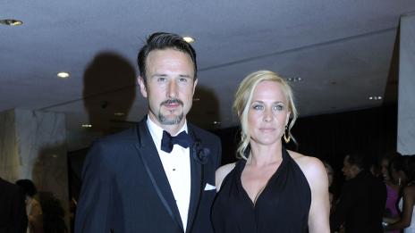 Дейвид Аркет най-накрая подписа бракоразводните документи