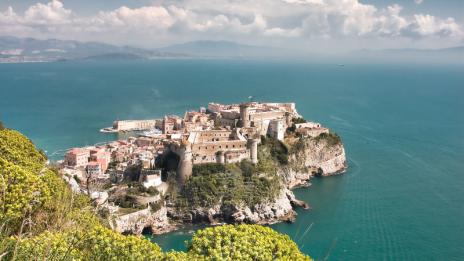 Най-впечатляващите замъци, построени върху скала