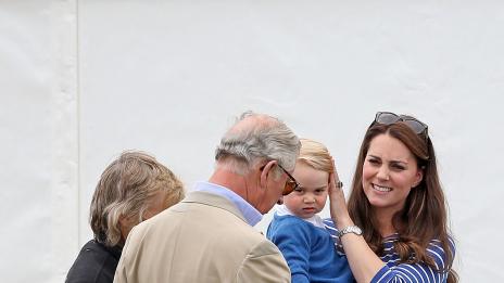 Принц Чарлз учи принц Джордж на градинарство