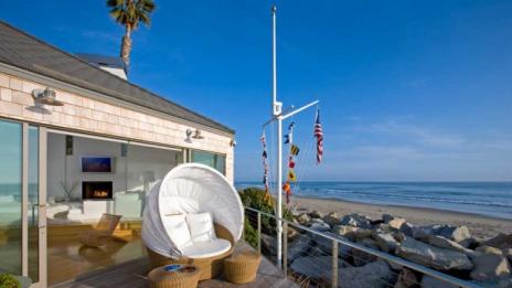 С прозорци, широко отворени към океана...