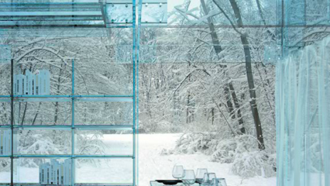 Блестящата стъклена къща