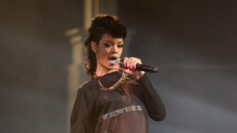 Татуистите на Риана прелетяха над 2400 км, за да я нашарят