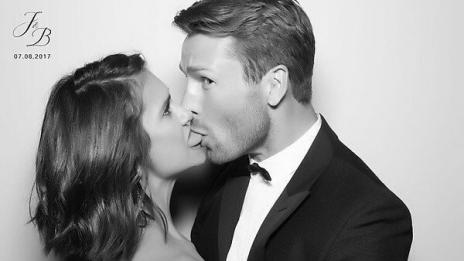 Край на слуховете: Нина Добрев разкри гаджето си