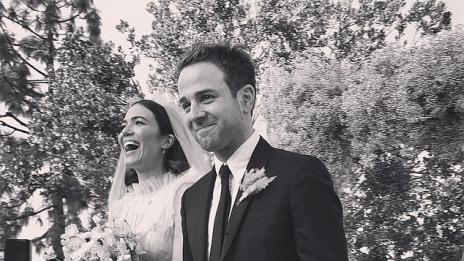 Манди Мур показа снимки от сватбата в задния си двор