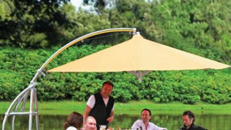 Моторна лодка с барбекю