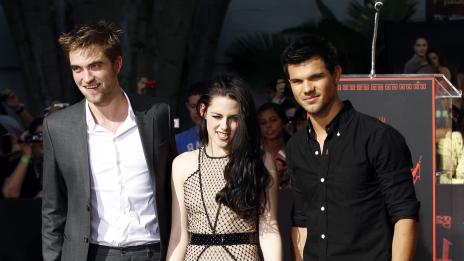 Звездите от „Здрач“ се потопиха в бетон