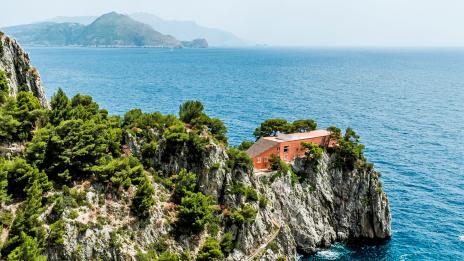 Невероятни къщи върху скали