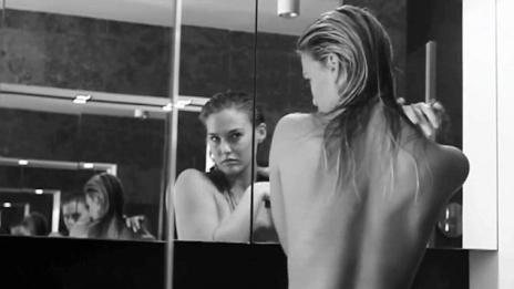 Бар Рафаели рекламира бельото си без бельо