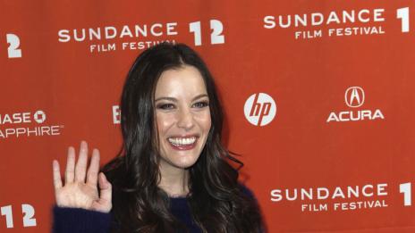 Лив Тайлър пропя