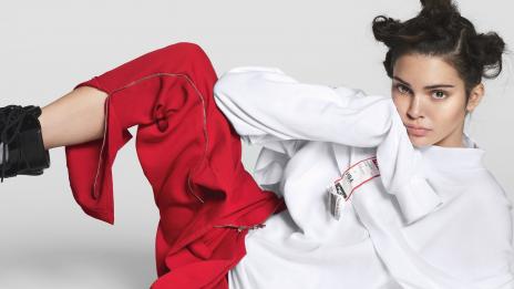 Кланът Кардашян празнува корицата на Кендъл за Vogue