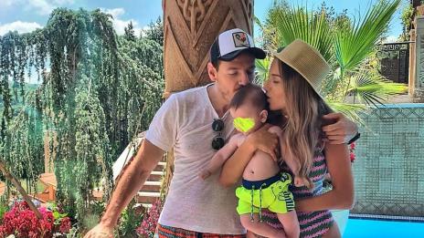 Петканови разпускат на басейн