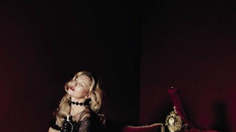 Моден хамелеон: Кейт Мос в „Красавицата и звярът“