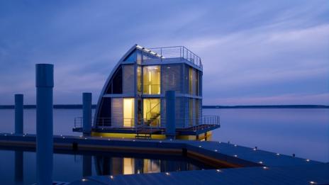 Дом сред водата