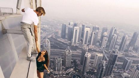 Безмозъчна красота – супер риск в името на перфектното селфи (ВИДЕО)