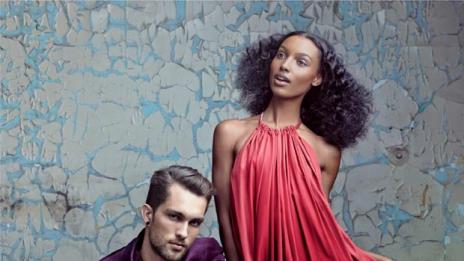 Известни модели позират със своите гаджета