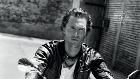 Матю грабва женските погледи, яхнал мощен звяр в опасна компания