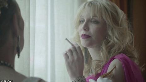 Кортни Лав рекламира електронни цигари (видео)