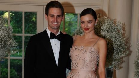 Папараци уловиха бременната Миранда Кер по време на разходка