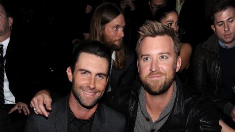 Адам Лавин аплодира годеницата си на шоуто на Victoria's Secret