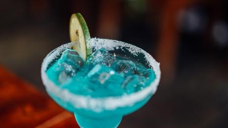 Как да се предпазите от фалшив алкохол на почивката си?