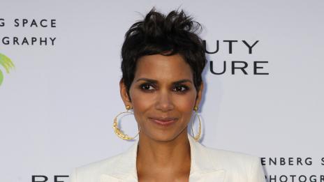 Салма Хайек даде едно рамо на Хали Бери