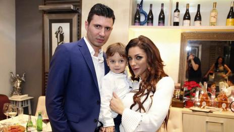 Емануела не дели покрив с гаджето си