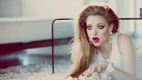 Аманда Сейфрид като кралицата на драмата