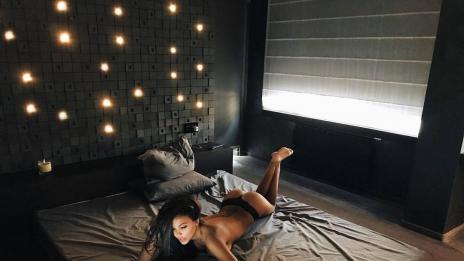 Чар или бедствие: Николета си чати гола