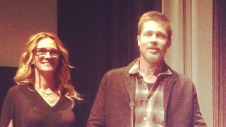 Брад се осланя за подкрепа на Джулия Робъртс