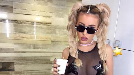 Чар или бедствие: Гери-Никол с ноемврийска еротика