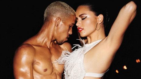 Адриана Лима и Джоан Смолс носят топлина от Хавана