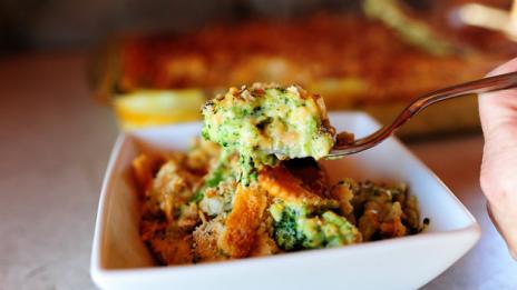 Броколи с топено сирене и крекери