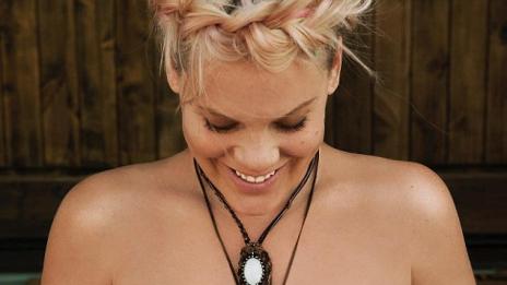 Гола провокация от бременната Пинк