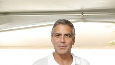 Клуни флиртува с кечистка