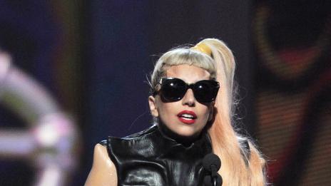 Лейди Гага се преби по време на изпълнение