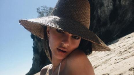 Емили Ратайковски – влюбена на плажа с новия си приятел