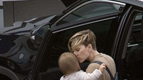 Скарлет Йохансон показа бебето си Роуз