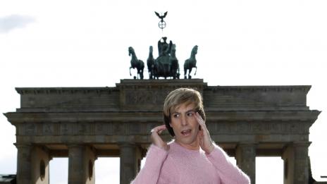 Саша Барън Коен купува роби във филм на Тарантино