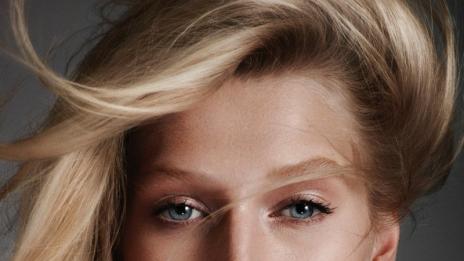 Бившата на Леонардо ди Каприо се облече в бяло