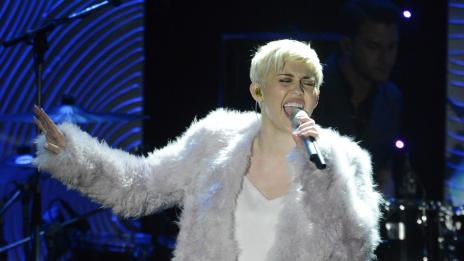 Майли се изложи отново! Чете си текстовете на песните на аутокю!