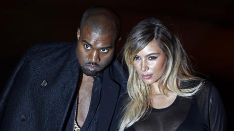 Кание Уест настоя фен в инвалидна количка да се изправи