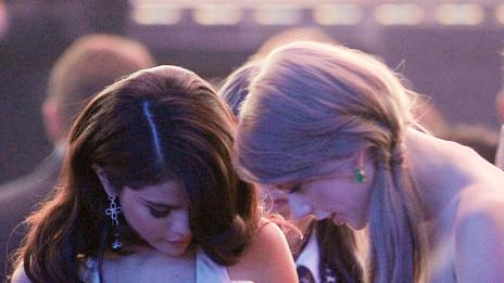 Селена Гомес плаче на рамото на Тейлър Суифт